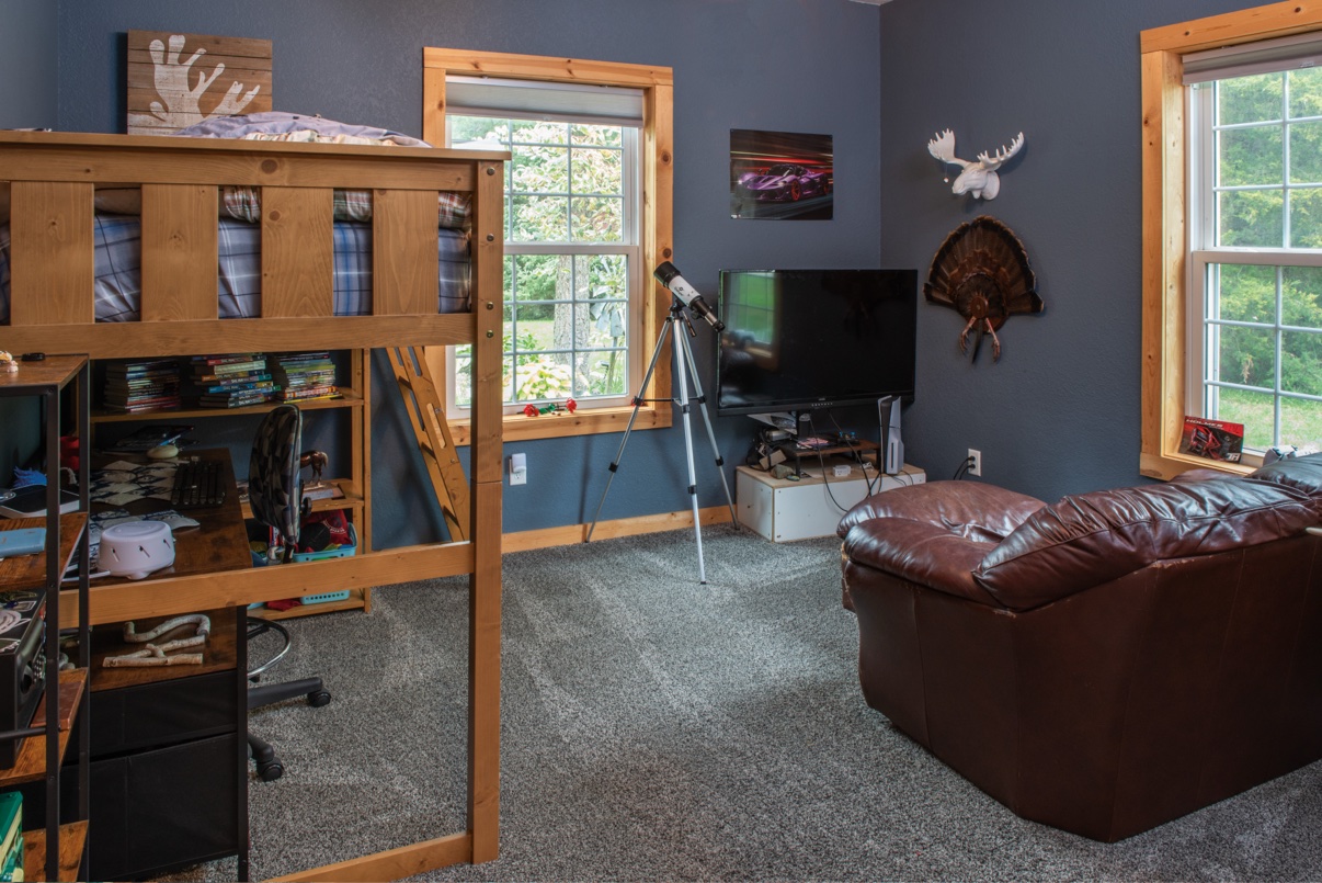 Third bedroom with loft bed
